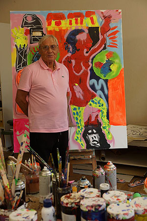 Der Künstler Peter Robert Keil bei der Ausstellung "IchFarbe" im Xylon-Museum Schwetzingen. Foto: Keil-Collection/SSG