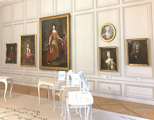 Schloss Mannheim, Raum der Hofmusik (Erstes Vorzimmer des kurfürstlichen Appartements). An der Wand u.a. ein Porträt der Kurfürstin Anna Maria Luisa de' Medici und des achtjährigen Kurprinzen Carl Theodor. Fotos: kulturer.be