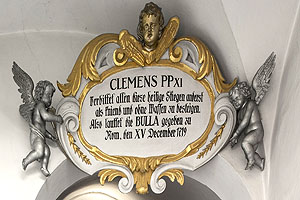 Schloss Rastatt: Gebitsinschrift am Zugang zur Heiligen Stiege: Papst Clemens verbietet allen, diese Heilige Stiege anders als kniend und ohne Waffen zu bestiegen. Also lautet die Bulla, gegeben zu Rom, den 15. Dezember 1719. Foto: Dirk Altenkirch/SSG