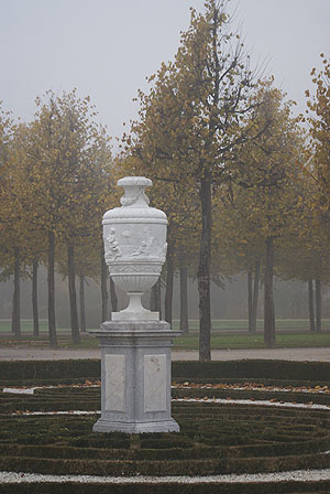 Schlossgarten Schwetzingen: Urne in der Nähe des Arionbrunnens im Herbstnebel. Foto: kulturer.be