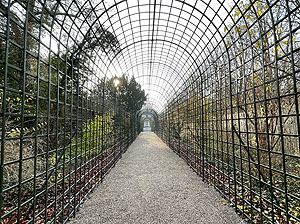 Blick vom Pavillon zurück durch den Laubengang über den Vogelbrunnen zum Badhaus des Kurfürsten. Foto: kuturer.be