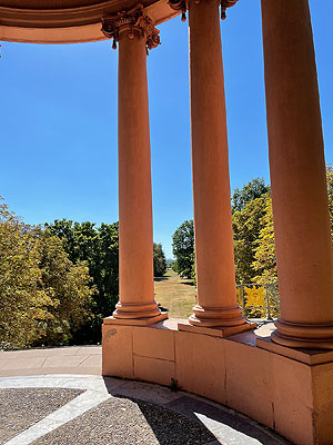 Schlossgarten Schwetzingen, Blick vom Apollotempel in die Sichtachse des Englischen Landschaftsgartens (so genannte Geliehene Landschaft). Foto: kulturer.be