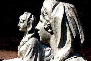 Naturtheater im Schlossgarten: Sphingen am Zuschauerparkett, Detailaufnahme. Foto: kulturer.be