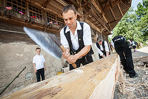 Heimatland clever: Die historische Zimmermannskunst und das traditionelle Bauhandwerk stehen am 25. Juni im Freilichtmuseum Vogtsbauernhof im Mittelpunkt. Foto: Schwarzwälder Freilichtmuseum Vogtsbauernhof, Hans-Jörg Haas