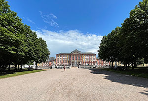 Schloss Bruchsal, Ansicht von der Gartenseite mit Alleebäumen. Foto: kulturer.be