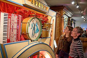 Besucherinnen im Deutschen Musikautomatenmuseum. Foto: dmm, Bruno Kelzer /ssg