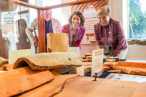 Ministerin Razavi vor Fundobjekten aus dem Römerkstell Waldmössingen. Foto: Uli Regenscheit