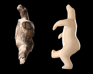 Bildcollage: Original und nachgeschnitzte Rekonstruktion des eiszeitlichen Bären aus dem Geißenklösterle bei Blaubeuren; Bildcollage und Foto Figur links: Landesmuseum Württemberg, Stuttgart, Jonathan Leliveldt; Foto Figur rechts: Thomas Gelfort, Dieburg.