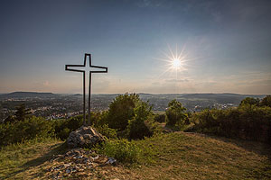 Wanderer vor der Mariahilfkirche Nerumarkt. Foto: Stadt Neumarkt i.d.OPf., Thomas Bichler