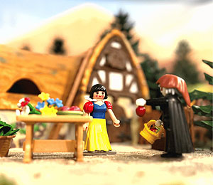 Märchenszene: Schneewittchen und die Hexe