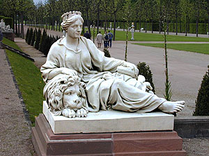 Liegefigur der Kybele als Personifikation der Erde. Figur aus der Zyklus der Vier Elemente, von P.A, v. Verschaffelt.