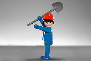 Zu den allersten PLAYMOBIL-Figuren zählte der Bauarbeiter. Foto: Historisches Museum der Pfalz, Julia Paul