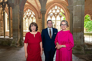 Von links nach rechts: Gisela Splett, Staatssekretärin im Finanzministerium Baden-Württemberg, Manuel Liehr und Patricia Alberth, Geschäftsführer bzw. Geschäftsführerin der Staatlichen Schlösser und Gärten Baden-Württemberg, im Kapitelsaal des Klosters Maulbronn.