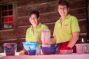 Landfrauentag: Der Landfrauenverein Haslach serviert am 3. Juni Köstlichkeiten rund um die Erdbeere im Vogtsbauernhof. Foto: Schwarzwälder Freilichtmuseum Vogtsbauernhof, Hans-Jörg Haas