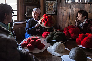 Bei den Vorführungen des Trachtenhandwerks zeigt auch die Bollenhutmacherin ihr Können. Foto: Schwarzwälder Freilichtmuseum Vogtsbauernhof, Hans-Jörg Haas