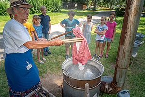 Die große Wäsche: Um die Themen Wäscherei und Textilhandwerk dreht sich der Aktionstag am 11. Juni im Freilichtmuseum Vogtsbauernhof. Foto: Schwarzwälder Freilichtmuseum Vogtsbauernhof, Hans-Jörg Haas