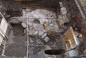 Blick von Osten auf die Grabungsfläche. Im Zentrum die Reste des halbmondförmig gebogenen ottonenzeitlichen Mauerzuges, an den zum oberen Bildrand hin ein Sockel aus Gipsmörtel anschließt. Foto: Holger Grönwald, Landesamt für Denkmalpflege und Archäologie Sachsen-Anhalt