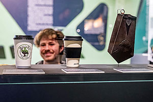 To Go-Becher, Mehrwegbecher und Faltbecher, letzterer Osmanisches Reich, Ende 17. Jh. © BLM, Foto: ARTIS – Uli Deck