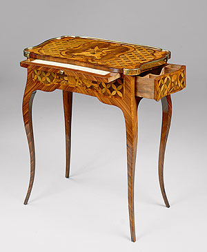 Kleiner Schreibtisch des Kurfürsten von Johann Jacob Christoph Kieser (1734-1786), Nussbaum und teils gefärbte Edelhölzer, nach 1763