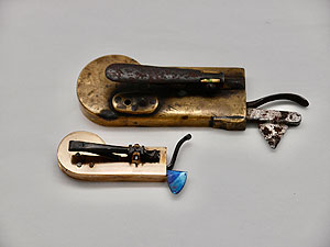 Aderlass-Schnäpper zum Öffnen einer Vene bei Mensch (unten) und Tier (oben), Mitte 19. Jh.,