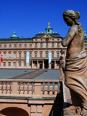 Schloss Rastatt, Ehrenhof mit Balustradenfigur. Foto: kulturer.be