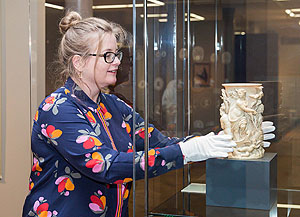 Restauratorin Gisela Gulbins ist auf den Bereich Kunsthandwerk spezialisiert. © rem