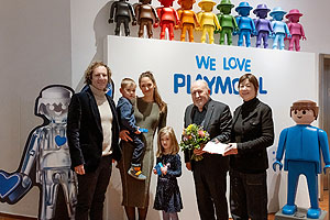 Begrüßung des 60.000sten Jubiläumsgastes in der Ausstellung „We Love PLAYMOBIL“ in Speyer. (v.l.n.r.)Museumsdirektor Alexander Schubert, mit den Jubiläumskindern Sofian und Amila und ihrer Mutter Luisa Pikul, Stiftungsvorstandsvorsitzenden Werner Schineller und Kuratorin Cathérine Biasini“. Foto: Historisches Museum der Pfalz, Julia Paul.