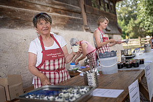 Der Landfrauenverein Wolfach-Oberwolfach kredenzt am 6. Juli Köstlichkeiten rund um die Heidelbeere. Foto: Schwarzwälder Freilichtmuseum Vogtsbauernhof, Hans-Jörg Haas 