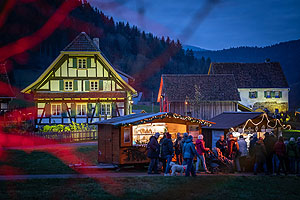 Vor der stimmungsvollen Kulisse der historischen Schwarzwaldhöfe bieten rund 40 regionale Aussteller traditionelle Produkte und altes Handwerk an. Foto: Schwarzwälder Freilichtmuseum Vogtsbauernhof, Hans-Jörg Haas