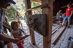 Kind an einer Seildrehmschine