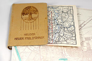 Bild zeigt ein geschlossenes Buch mit herausgeklappter Übersichtskarte