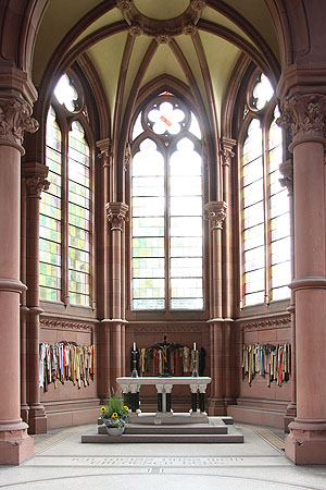 Großherzogliche Grabkapelle, Innenraum mit Blick zu Chor und Altar.